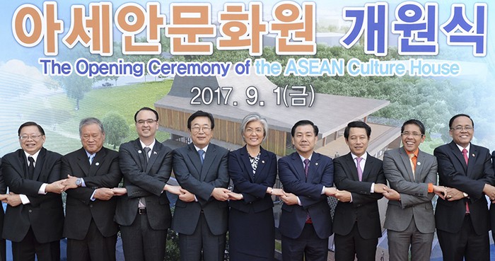 Foreign Minister Kang Kyung-wha (fifth from left) poses with foreign ministers and vice ministers from ASEAN countries, including Philippine Foreign Minister Peter Cayetano (third from left), during the opening ceremony for the ASEAN Culture House in Haeundae-gu District, Busan, on Sept. 1. (Ministry of Foreign Affairs)