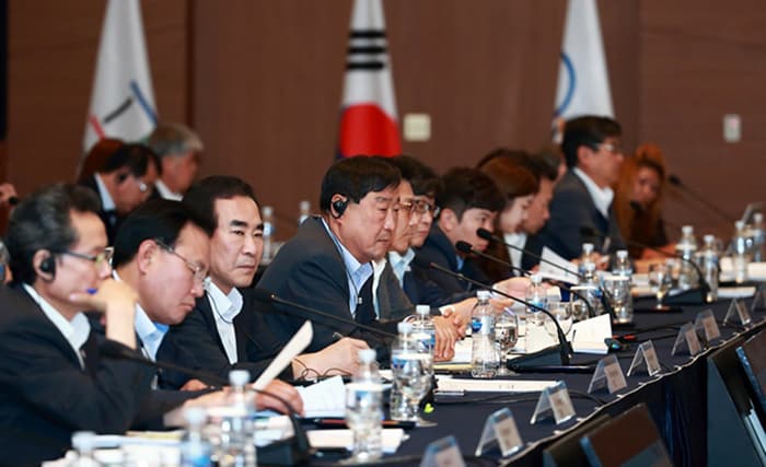 President of the PyeongChang organizing committee Lee Hee-beom (fourth from left) attends the ninth meeting of the IOC Coordination Commission, at the Alpensia Convention Center in Pyeongchang, Gangwon-do Province, on Aug. 31.