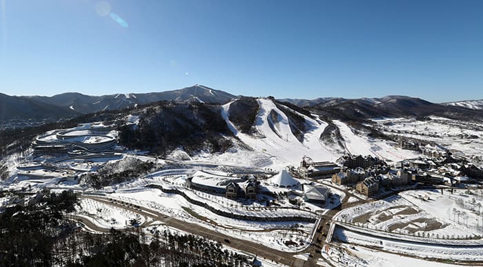 Travel publisher Lonely Planet has selected Korea, the host country of the PyeongChang 2018 Olympic and Paralympic Winter Games, as one of its top-10 countries to visit in 2018. The photo above shows the Alpensia ski resort in Pyeongchang, Gangwon-do Province, an Olympic venue. (Korea.net DB)