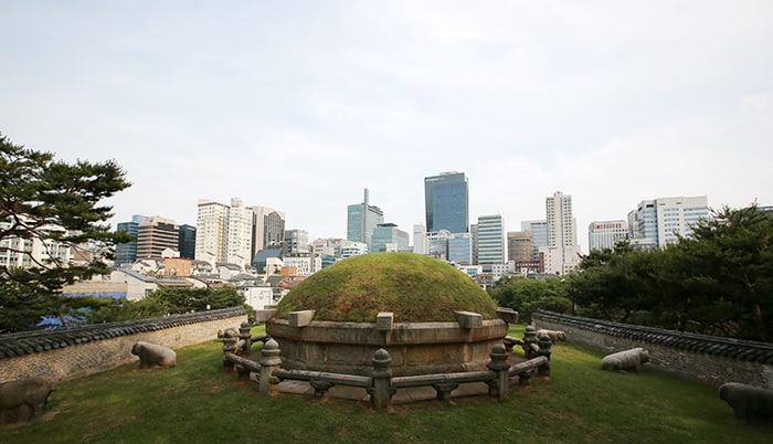 Royal Joseon tombs in Seoul and Gyeonggi-do Province will be hosting a range of heritage events from Oct. 22 to Nov. 5. The photo above shows the Seolleung Royal Tomb (선릉, 宣陵). (Korea.net DB)