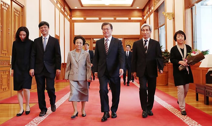 President Moon Jae-in (fourth from left) holds an appointment ceremony for new chiefs of three presidential committees, at Cheong Wa Dae on Oct. 10. (Cheong Wa Dae)