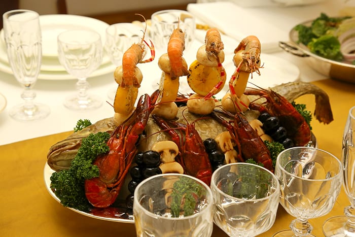 지난 11일 서울 웨스틴조선호텔에서 열린 ‘대한제국 황실 서양식 연회음식 재현 행사’에서 선보인 12개 코스요리 가운데 안심 송로버섯구이(위)와 구운생선과 버섯요리.