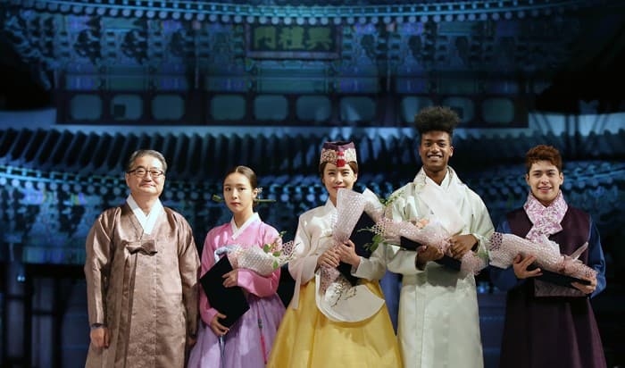 First Vice Minister of Culture, Sports and Tourism Na Jong-min (left) poses for a photo with local celebrities after appointing them as official Hanbok promotional ambassadors. From left are Vice Minister Na, actress Shin Se-kyung, comedian Jang Do-yeon, model Han Hyun-min and local TV personality Christian Burgos.
