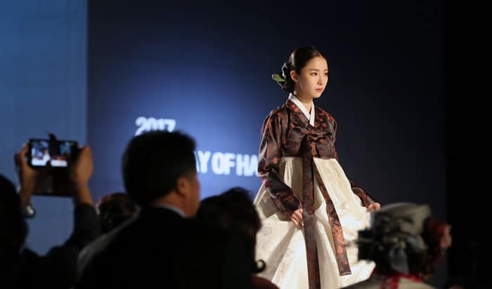 Actress Shin Se-kyung struts down the runway during the Moonlight Hanbok Fashion Show on Oct. 20 at the Heungnyemun Gate of Gyeongbokgung Palace in Seoul. She was just appointed as a Hanbok promotional ambassador.