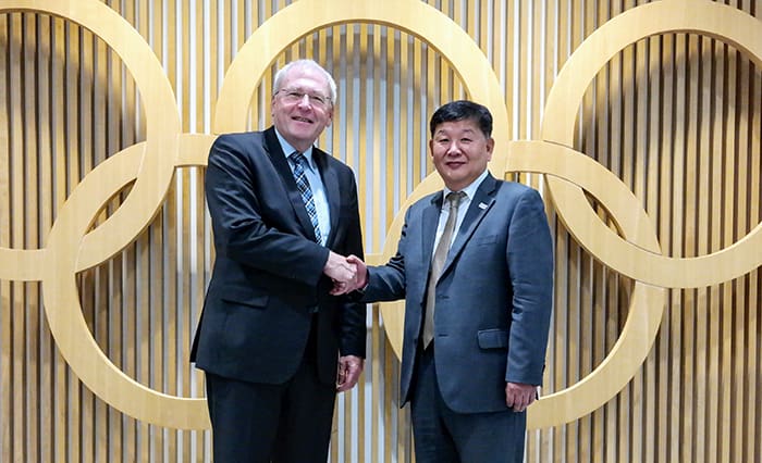 Chair Michael Vesper (left) of the German Olympic Sports Confederation and Second Vice Minister of Culture, Sports and Tourism Roh Tae-kang pose for a photo before meeting in Frankfurt, Germany, on Oct. 23. (Ministry of Culture, Sports and Tourism)