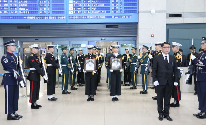 A welcome ceremony marks the arrival of the remains of independence fighter Yi Yeo-song and Yim Seong-sil at Incheon International Airport on Nov. 15.