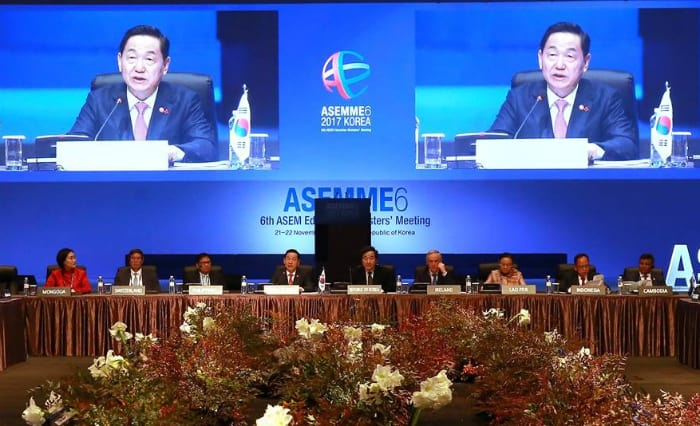 Deputy Prime Minister and Minister of Education Kim Sang-kon announces at the sixth ASEM Education Ministerial Meeting that education leaders have agreed to adopt the Seoul Declaration, at the Hotel Shilla in Seoul on Nov. 22. (Minister Kim's Facebook profile)