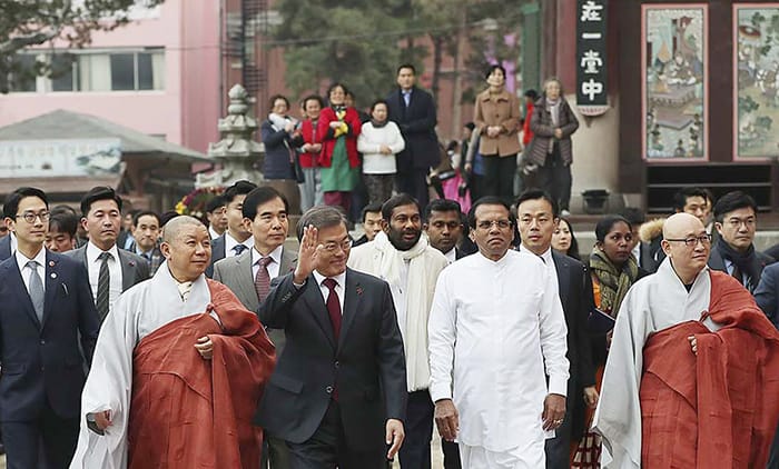 President Moon Jae-in and Sri Lankan President Maithripala Sirisena visit Jogyesa Temple in Seoul on Nov. 28.