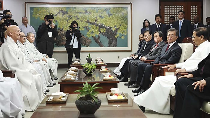President Moon Jae-in and Sri Lankan President Maithripala Sirisena hold a tea meeting with Venerable Seoljeong at Jogyesa Temple in Seoul on Nov. 28.
