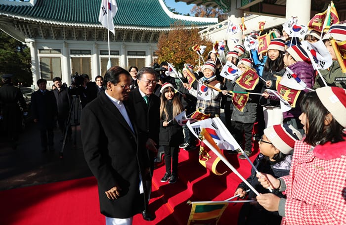 President Moon Jae-in and Sri Lankan President Maithripala Sirisena are greeted by children from the two countries during an official welcome ceremony at Cheong Wa Dae on Nov. 29.