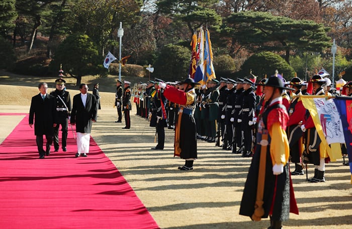 President Moon Jae-in and Sri Lankan President Maithripala Sirisena inspect the honor guard during an official welcome ceremony at Cheong Wa Dae on Nov. 29.