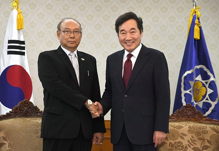 Myanmar's Parliamentary Speaker Mahn Winn Khaing Thann (left) and Prime Minister Lee Nak-yon shake hands before their meeting at the Government Complex Seoul on Nov. 29. (Prime Minister’s Office)