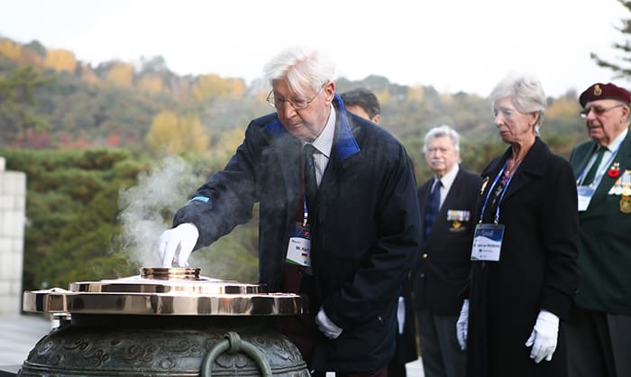 Karl Hauser, an engineer who worked alongside German medical personnel in Busan following the Korean War, visits the Seoul National Cemetery to pay his respects on Nov. 10. (Ministry of Patriots and Veterans Affairs)