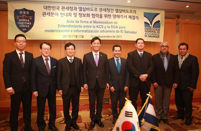 KCS Commissioner Kim Yung-moon (fourth from left) poses for a photo with his Salvadoran counterpart Jose Armando Flores Aleman and other senior officers from the customs department of El Salvador, at the Imperial Palace Hotel Seoul on Nov. 17. (Korea Customs Service)