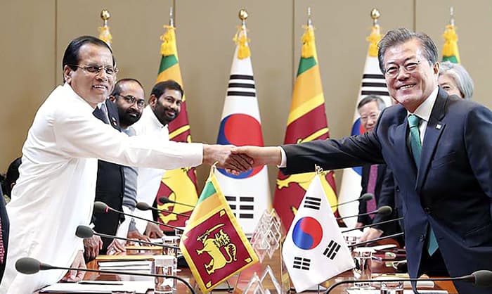 President Moon Jae-in (right) and Sri Lankan President Maithripala Sirisena pose for a photo prior to a summit meeting in Seoul, at Cheong Wa Dae on Nov. 29.