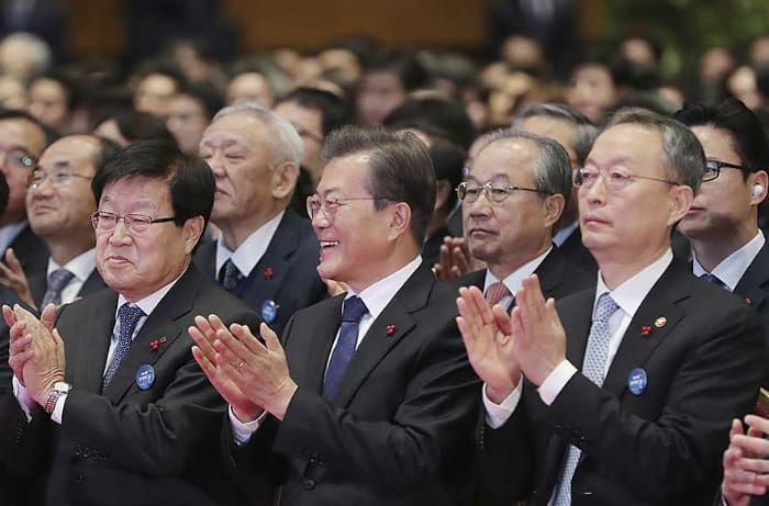 President Moon Jae-in (center) celebrates the forecast that Korea will return to an era of USD 1 trillion in trade per year, and achieve a 3 percent GDP growth rate this year, during a ceremony to mark the 54th annual Trade Day, in Samseong-dong, Gangnam-gu District, Seoul, on Dec. 5.