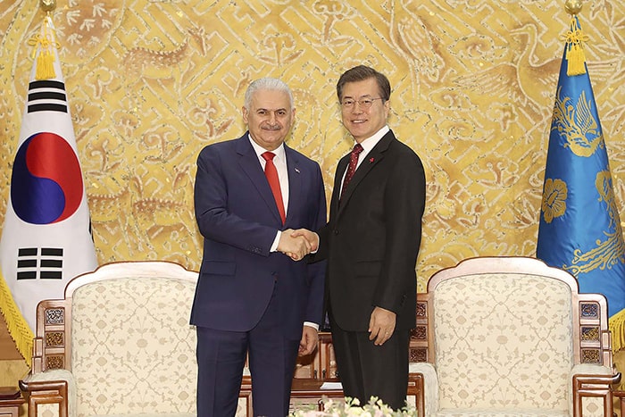 President Moon Jae-in (right) and Turkish Prime Minister Binali Yıldırım hold summit talks at Cheong Wa Dae, in Seoul on Dec. 6.