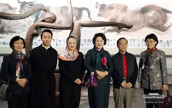 First lady Kim Jung-sook (third from right) poses for a photo with Chinese artist Han Meilin (second from right) and others while visiting the Han Meilin Art Gallery, in Beijing on Dec. 14.