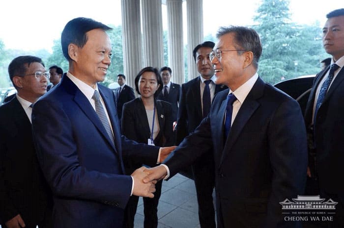President Moon Jae-in (right) greets Chen Miner, the governor and Communist Party secretary of Chongqing, in Chongqing, China, on Dec. 16.
