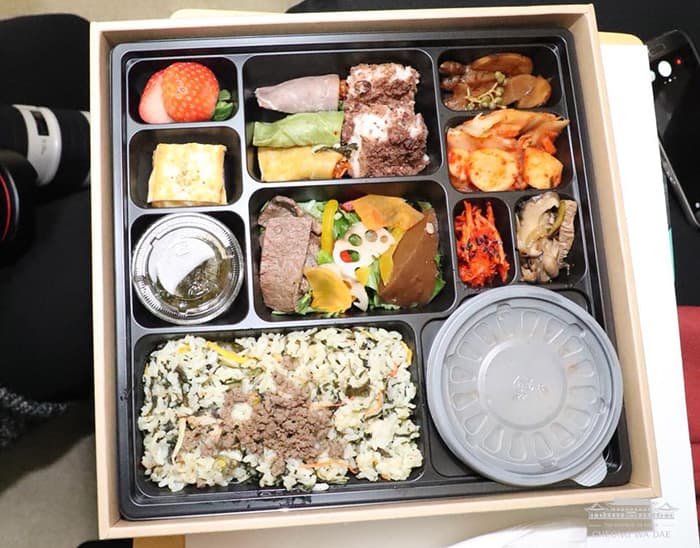 A special lunch comprising of local produce from Gangwon-do, such as potatoes and <i>gondeure</i> mountain greens, was served to train passengers on Dec. 19. (Cheong Wa Dae Facebook)