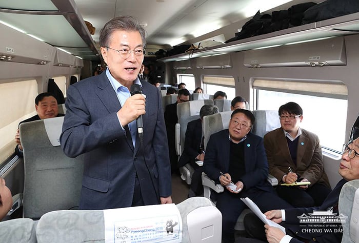 President Moon Jae-in holds a meeting with sports reporters from Korean media outlets while traveling to Gangneung onboard the presidential train on Dec. 19. (Cheong Wa Dae Facebook)