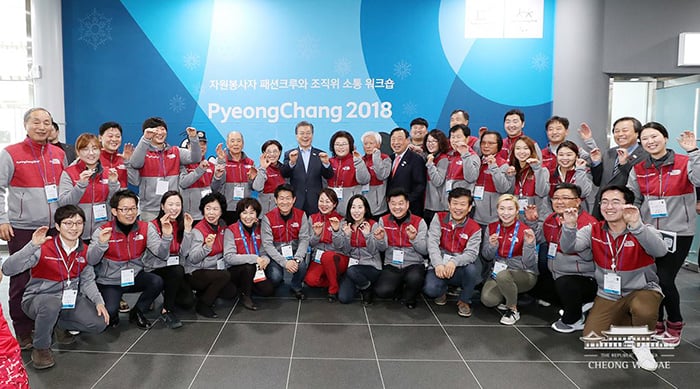 President Moon Jae-in poses for a photo with volunteers for the PyeongChang Olympic and Paralympic Winter Games and the Games committee, in Gangneung, Gangwon-do Province, on Dec. 19. (Cheong Wa Dae Facebook)