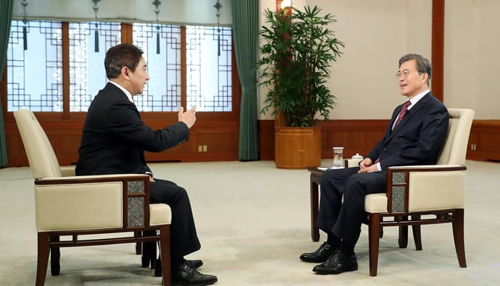문재인 대통령이 8일 청와대에서 수이쥔이 중국 CCTV 앵커와 인터뷰를 하고 있다.