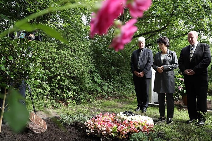 Walter-Wolfgang Sparrer from Germany is honored for having played a key role in getting the late composer Yun Isang’s buried in a grave of honor provided by the city of Berlin. The photo above shows first lady Kim Jung-sook (center), Yun Isang’s student Holger Groschopp (left) and Sparrer paying their respects at Yun’s grave on July 5. (Cheong Wa Dae)