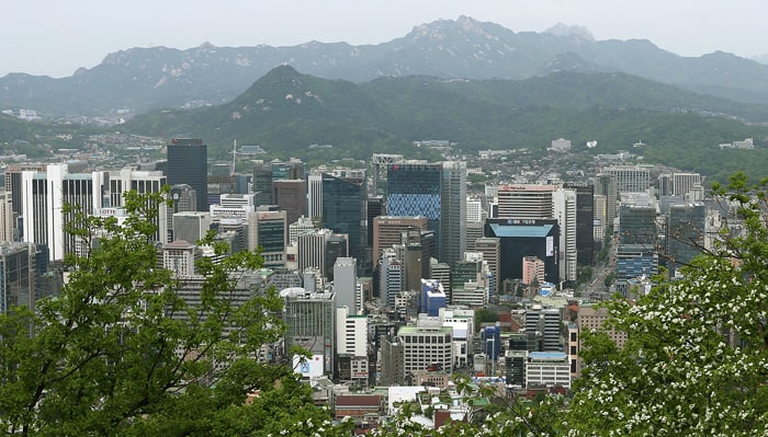 The Bank of Korea announced on Jan. 25 that Korea’s gross domestic product (GDP) increased by 3.1 percent in 2017, compared to that of the previous year. The photo shows Seoul seen from Namsan Mountain. (Jeon Han)