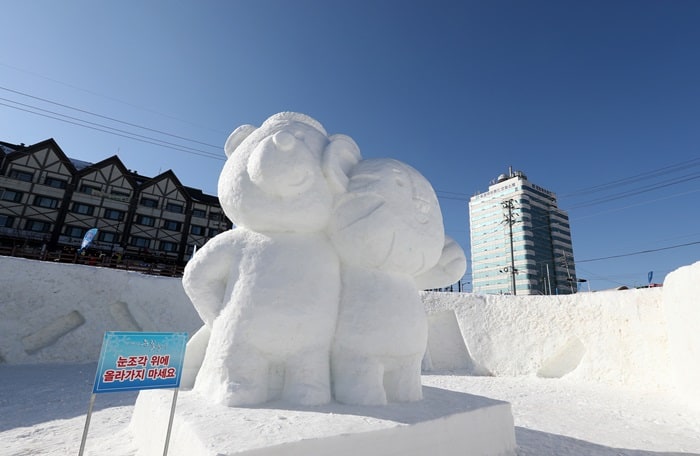 Snow sculptures of Soohorang and Bandabi, the official mascots for the PyeongChang 2018 Winter Olympic and Paralympic Games, stand in a snowy field during the 2017 Daegwallyeong Snow Festival in Pyeongchang-gun County, Gangwon-do Province, on Feb. 3, 2017. (Korea.net DB)