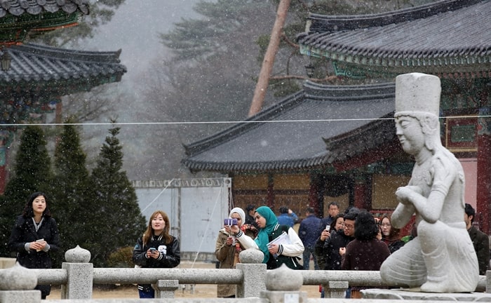 Woljeongsa Temple, founded in 643, is one of the representative Buddhist temples in Gangwon-do Province and a must-visit for tourists to Pyeongchang-gun County. The photo above shows the temple on a snowy day on March 25, 2016. (Korea.net DB)