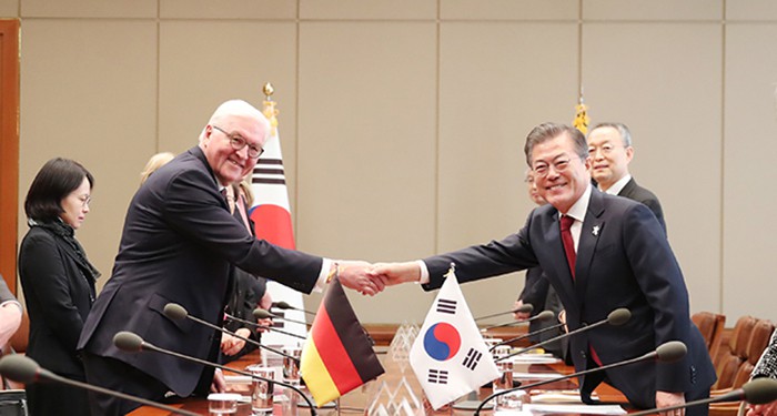 President Moon Jae-in (right) greets German President Frank-Walter Steinmeier at Cheong Wa Dae on Feb. 8.