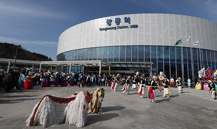 With more than 20,000 daily users, Gangneung Station has become the gateway to the PyeongChang 2018 Olympic Winter Games and a new attraction for tourists. The photo shows a traditional march and percussion performance in front of the station on Feb. 15.