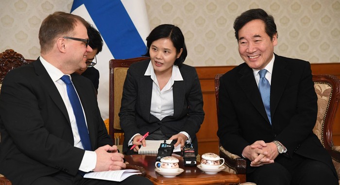 Prime Minister Lee Nak-yon (right) meets Finnish Prime Minister Juha Sipilä at the Government Complex Seoul on Feb. 19.