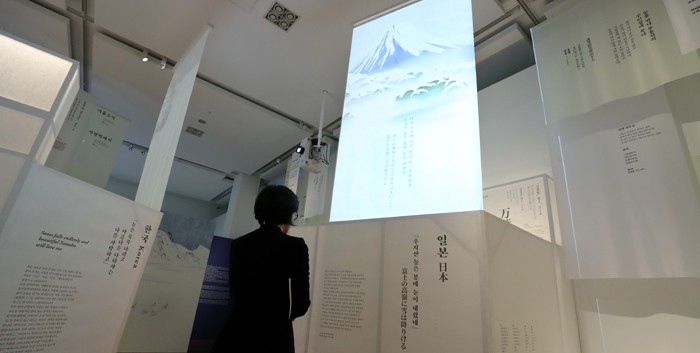 국립한글박물관에서 ‘2018 평창 동계올림픽대회’ 기념 특별전 ‘겨울 문학 여행’이 열리고 있는 가운데 30일 한 관람객이 동아시아 전시관에서 일본 겨울문학의 특징에 대한 설명을 읽고 있다.
