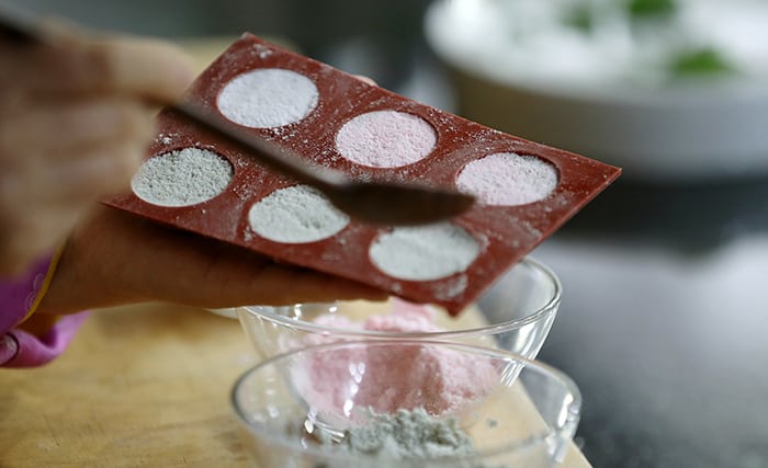 Put each of the three color powders in layers into a round mold, add the lemon jam and fill the rest with rice powder. You can also use small paper cups as molds.