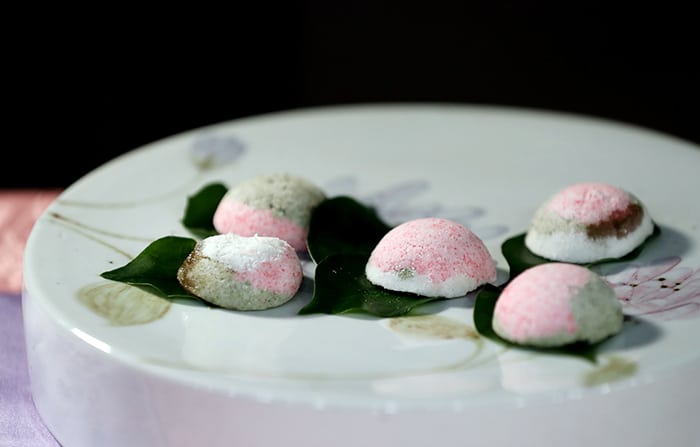 Marble rice cake is made from a new recipe that combines the existing rainbow-colored rice cake with fruit jam, so that one can taste the harmony of rice cake and the sweet filling together in one bite.