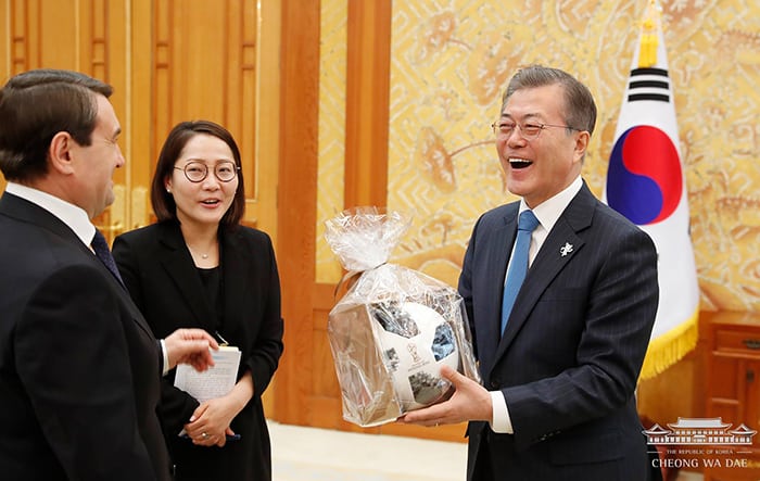 문재인 대통령(오른쪽)이 20일 이고르 레비틴 러시아 연방 대통령 보좌관으로부터 ‘2018 FIFA 러시아 월드컵’ 공식 공인구를 선물받고 환하게 웃고 있다.