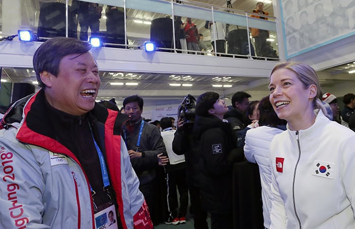 Minister of Culture, Sports and Tourism Do Jongwhan (left) and Sarah Murray, coach of the unified women's ice hockey team, talk with smiles during the Olympic Team Night at Team Korea House on Feb. 24.