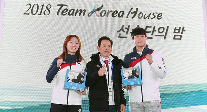 Two representative athletes pose for a commemorative photo with Team Korea House Manager Park Jong Kil (center) during the Olympic Team Night for the Korean national team at the PyeongChang 2018 Olympic Winter Games, held at Team Korea House in Gangwon-do on Feb. 24. From left are short track speed skater Choi Min-jeong, Manager Park, and skeleton athlete Yun Sungbin.