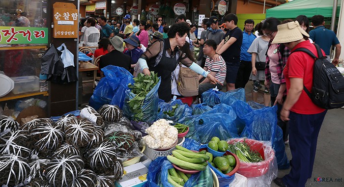 Starting in 1966, the Jeongseon Arirang 5-day Market is a popular traditional market in Gangwon-do Province and one of the largest traditional markets anywhere in Korea.