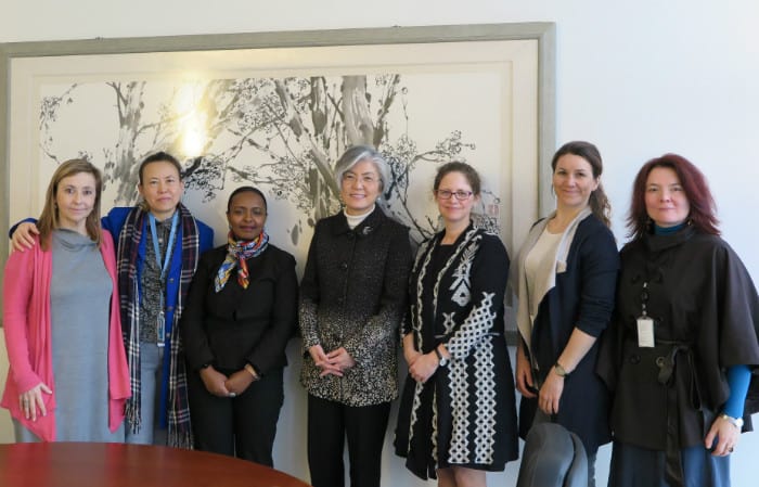 강경화 외교부 장관(가운데)이 27일(현지시간) 스위스 제네바에서 유엔 인권이사회 특별담당관들과 간담회를 가진 후 기념사진을 촬영하고 있다. 외교부