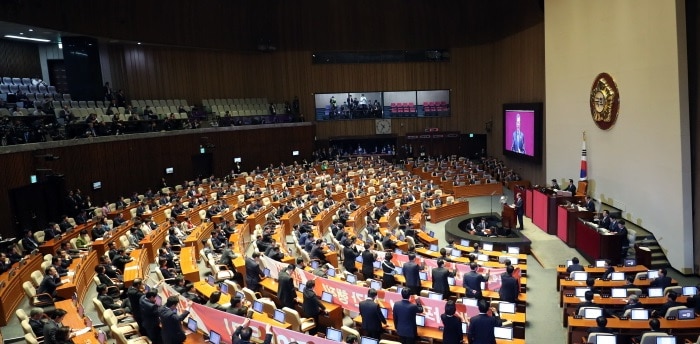 한국 영주자격을 취득하는 외국인의 영주증 갱신, 긴급 출국정지 제도 신설 등의 내용이 담긴 출입국관리법 개정안이 지난달 28일 국회 본회의를 통과했다. 청와대