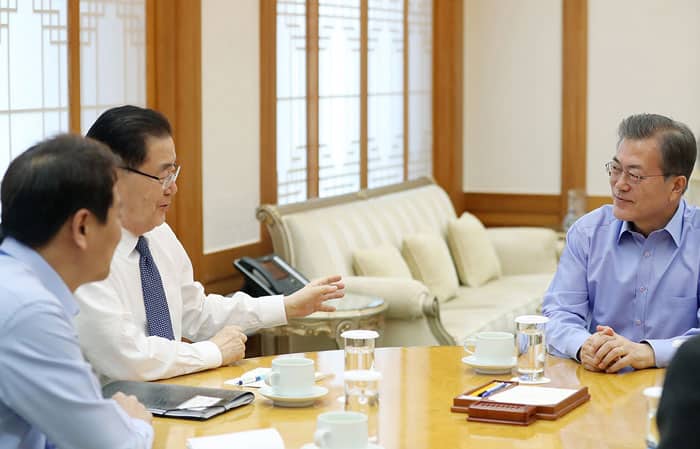 President Moon Jae-in (third from left) is briefed about the results of the recent special delegation that was led by Chung Eui-yong of the National Security Office and Suh Hoon of the National Intelligence Service, at Cheong Wa Dae on March 11.