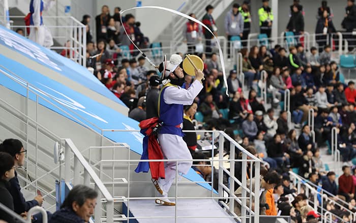 The crowds at the PyeongChang 2018 Paralympic Winter Games semifinal para ice hockey match enjoy a range of events during the game itself, such as doing The Wave and enjoying a traditional Korean percussion <i>pungmul</i> show, at the Gangwon Hockey Centre on March 15. (Kim Sunjoo)