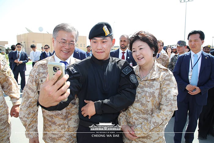 문재인 대통령과 김정숙 여사가 27일 아부다비 내륙 100km 떨어진 스웨이한에 주둔중인 아크 부대를 방문, 파병 장병과 기념촬영을 하고 있다.