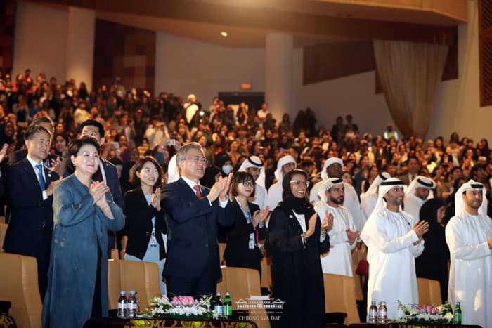 문재인 대통령(왼쪽 두 번째)과 김정숙 여사가 26일 아부다비 국립극장에서 열린 ‘한-UAE 문화교류행사’에서 공연을 감상하며 박수치고 있다.