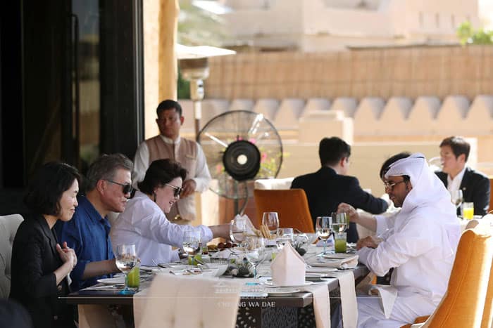 문재인 대통령(왼쪽 두 번째)과 김정숙 여사가 26일 아부다비에서 170km 떨어진 신기루성 근처의 사막을 체험한 뒤 UAE에너지장관과 함께 신기루성에서 식사를 하고 있다. 문 대통령 부부의 사막체험은 모하메드 빈 자이드 알 나흐얀 UAE 왕세제의 배려로 이뤄졌다.