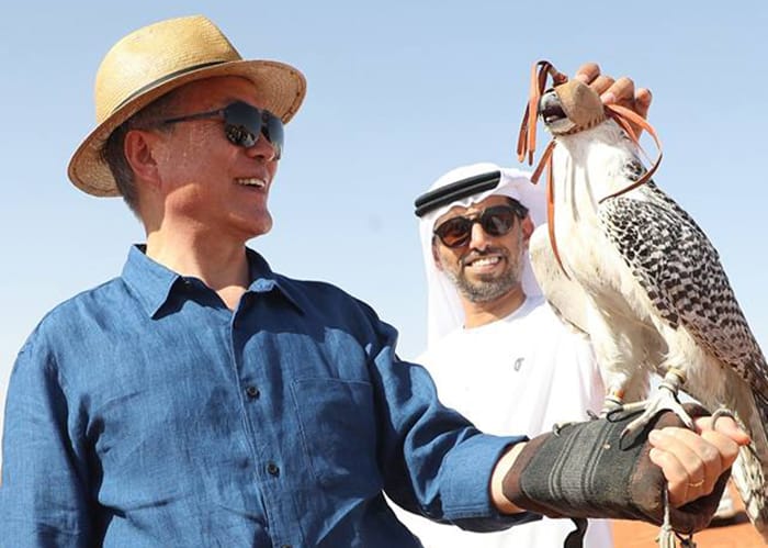 문재인 대통령(왼쪽)이 26일 바라카 원전 완공식 참석 후 아부다비 숙소로 복귀하던 길에 사막체험과 매사냥을 체험해보고 있다.