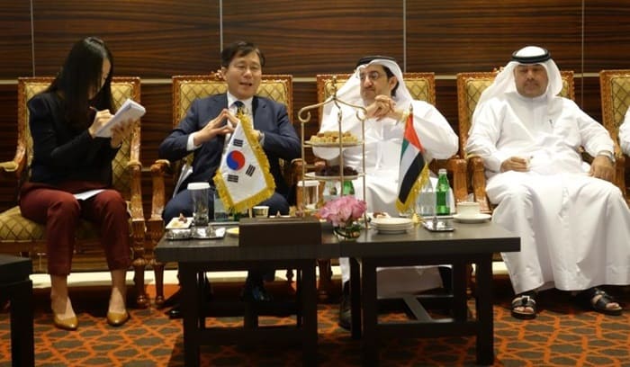 Korean Intellectual Property Office Commissioner Sung Yunmo (second from left) and Mohammed Ahmed Al Shihh (third from left) discuss cooperation in regard to sharing the patent information of both countries, ahead of the launch of a patent information system in Dubai on Feb. 28. (Korean Intellectual Property Office)